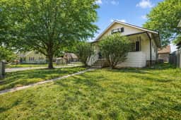 Blue Breeze Bungalow • 2 BD • Near Downtown & E.L. - Image 5