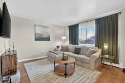 Newly Remodeled Unit 2 + Modern + 1 Bed/1 Bath Near Airport - Image 3