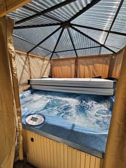 Jacuzzi Hot Tub, Pool Table- Perfect Getaway! - Image 2