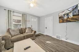 Cozy Home with Wi-/fi & Large Deck - Image 4