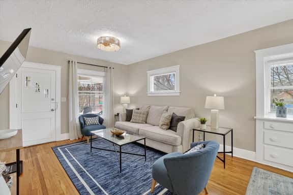 Blue Breeze Bungalow • 2 BD • Near Downtown & E.L. - Image 1