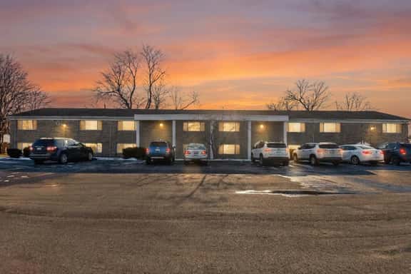 Newly Remodeled Unit 2 + Modern + 1 Bed/1 Bath Near Airport - Image 1