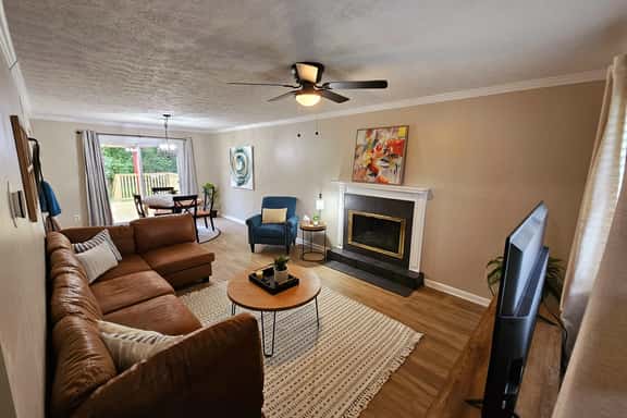 Miller Brite 3 bed/1.5 bath with all new deck! - Image 1