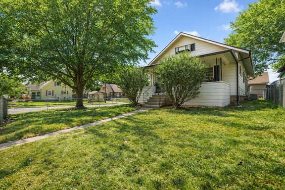 Blue Breeze Bungalow • 2 BD • Near Downtown & E.L. - Image 5
