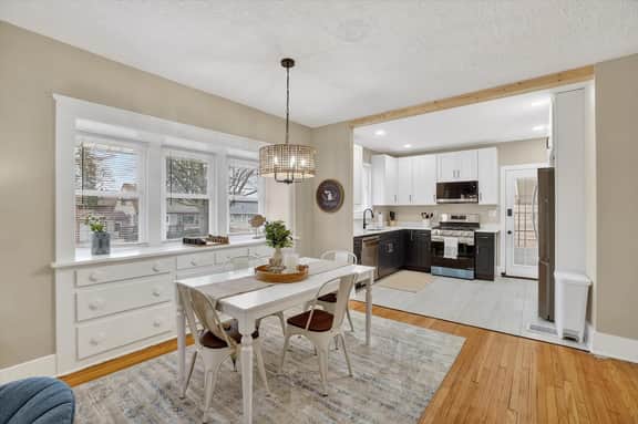 Blue Breeze Bungalow • 2 BD • Near Downtown & E.L. - Image 3