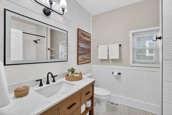 Blue Breeze Bungalow • 2 BD • Near Downtown & E.L. - Image 2