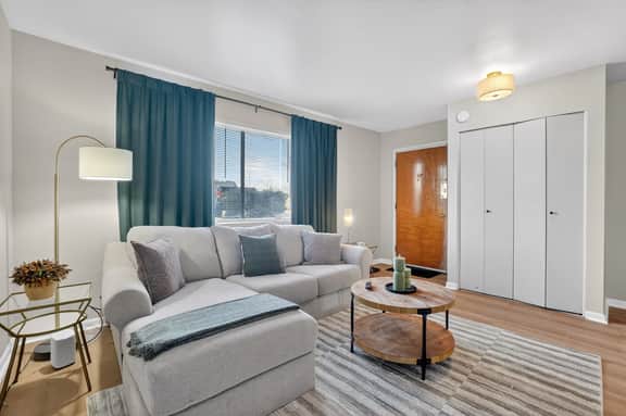 Newly Remodeled Unit 2 + Modern + 1 Bed/1 Bath Near Airport - Image 4