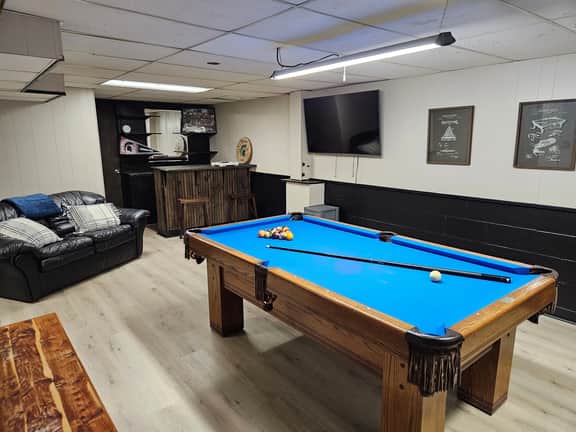 Jacuzzi Hot Tub, Pool Table- Perfect Getaway! - Image 3
