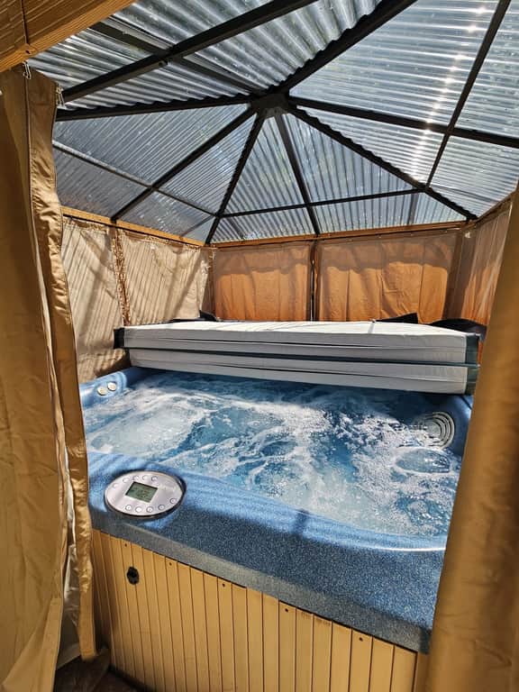 Jacuzzi Hot Tub, Pool Table- Perfect Getaway! - Image 2