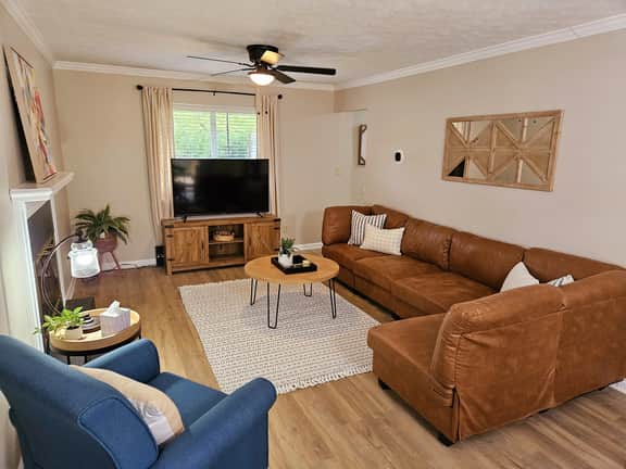 Miller Brite 3 bed/1.5 bath with all new deck! - Image 2