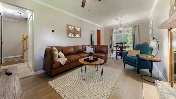 Miller Brite 3 bed/1.5 bath with all new deck! - Image 3